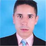 Profesor de educación física imparte clase de motricidad y acondicionamiento físico